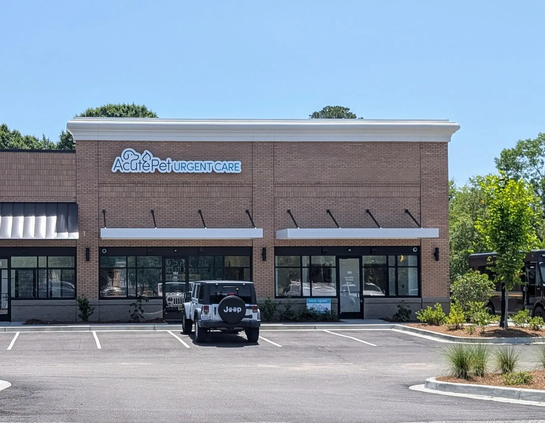 Front of building AcutePet Urgent Care Summerville