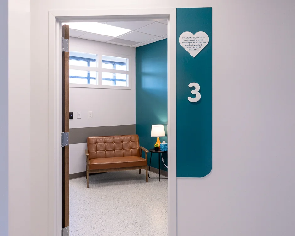 Voorhees Comfort Room with heart signage stating, "If this light is on, someone is saying goodbye to their beloved pet. We ask that you speak softly and with respect during this difficult time."